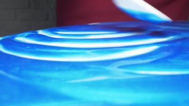 Süper yakın çekim. epoksi reçine panelleri yapma süreci, el yapımı