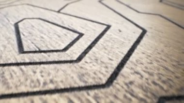 Süper yakın çekim. Detaylar. Metal bir levhaya oyulmuş desenler