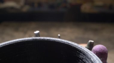 Süper yakın çekim. Detaylar. Sıkıcı makineler için aşındırıcı başlıklar ayarla