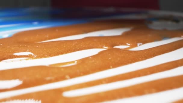 Super gros plan. le processus de fabrication de panneaux de résine époxy, faits à la main