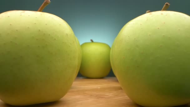 Вид между рядами зеленых яблок. super close up . — стоковое видео