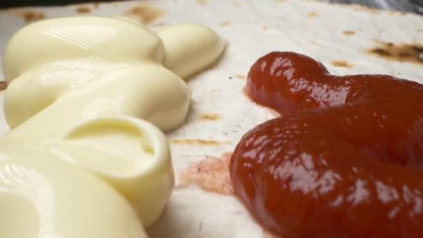 Súper cerca. mayonesa y ketchup en pan de pita. proceso de cocción — Vídeo de stock