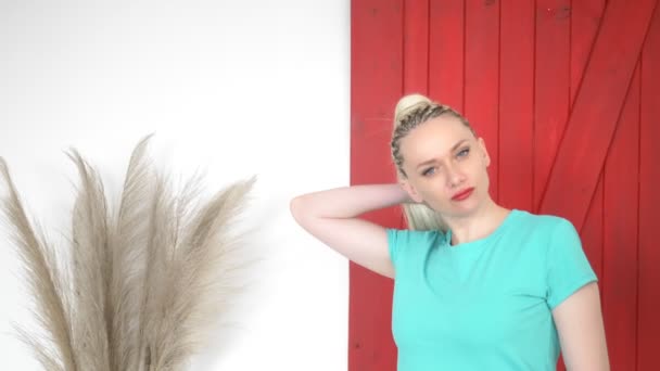 Стильная молодая блондинка с афрокосичками. студия съемки — стоковое видео