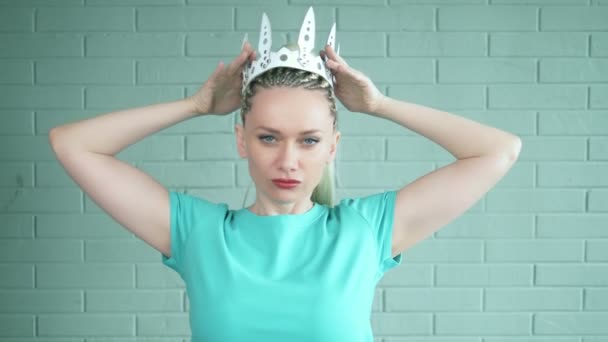 Vrouw blond met afro vlechten en een lange paardenstaart zet op een lederen witte kroon — Stockvideo