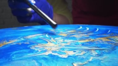 Süper yakın çekim. epoksi reçine panelleri yapma süreci, el yapımı