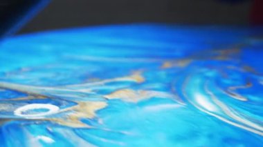 Süper yakın çekim. epoksi reçine panelleri yapma süreci, el yapımı