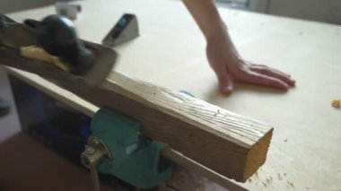 Adam içeride oturan daha planer bir ahşap çubuk uçuruyor. Yakın çekim