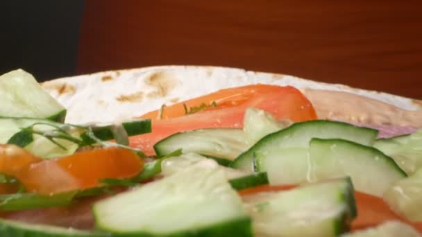 Superclose-up. het proces van het maken van zelfgemaakte shawarma — Stockvideo