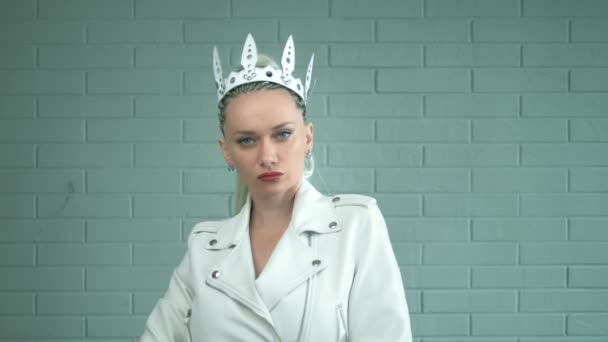 Beautiful woman with afro braids in a leather white crown and a jacket. portrait — Stock Video