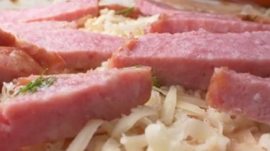 Süper yakın çekim. Ev yapımı shawarma yapma süreci