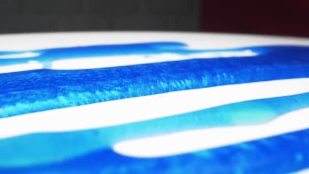 Superclose-up. het proces van het maken van panelen van epoxyhars, handgemaakt — Stockvideo