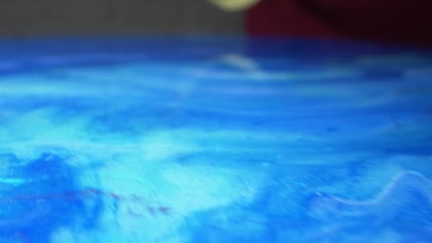 Super gros plan. le processus de fabrication de panneaux de résine époxy, faits à la main