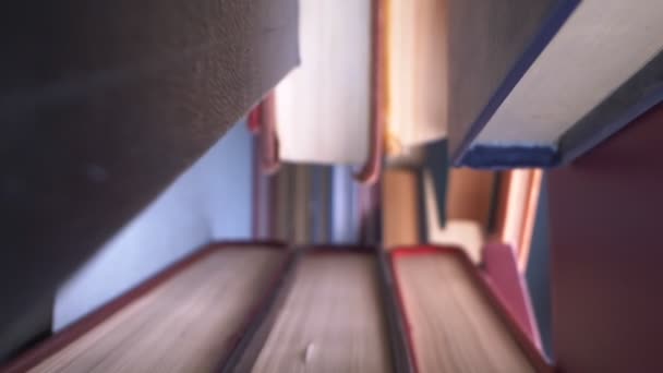 Superclose-up details. zicht tussen stapels van vele boeken — Stockvideo