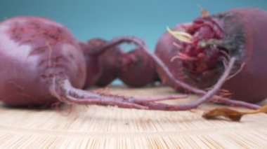 Süper yakın çekim. Detaylar. Taze pancarlar ahşap bir tahta üzerinde mavi bir zemin üzerinde