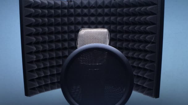 Super zbliżenie. szczegóły. mikrofon studyjny, dźwiękoszczelność i przednia szyba — Wideo stockowe