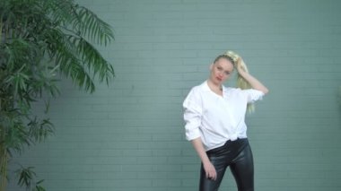 Afro örgülü ve uzun at kuyruklu zarif sarışın kadın.