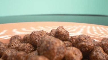 Kahvaltı gevrekleri çikolatalı mısır topları şeklinde tabağa serpiştiriliyor.