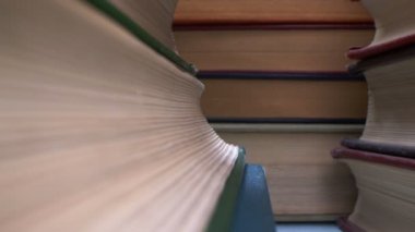 Süper yakın plan detayları. Birçok kitap yığını arasında görünüm