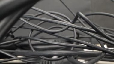 Kapat. Detaylar. Elektrik kabloları ve kablolarından oluşan bir bobin içinde görünüm