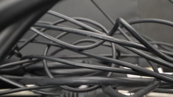 Kapat. Detaylar. Elektrik kabloları ve kablolarından oluşan bir bobin içinde görünüm — Stok video