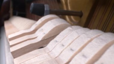 arka plan dokusu. Süper yakın çekim. Detaylar. Piyanonun içinde tahta sopalar var.