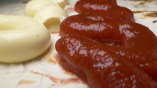 Super zbliżenie. majonez i ketchup na chlebie pita. proces gotowania — Wideo stockowe
