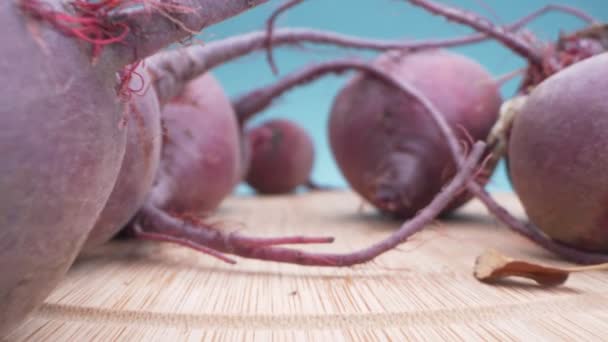 Super close up. details. fresh beets on a wooden board on a blue background — Stock Video