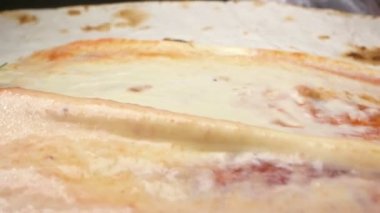 Süper yakın çekim. Pita ekmeğine mayonez ve ketçap. yemek pişirme süreci