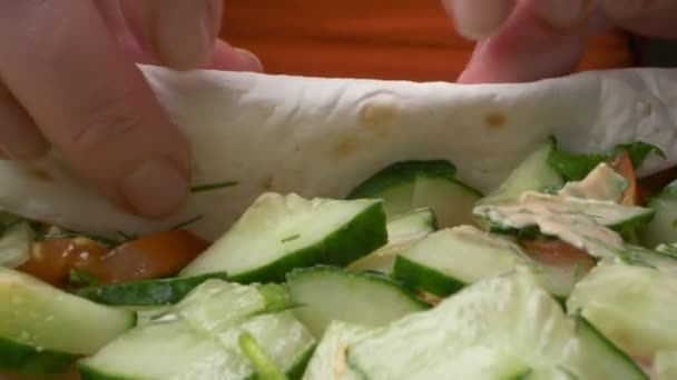 Super gros plan. le processus de faire maison shawarma — Video