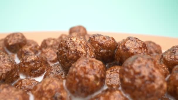 Detalles súper cercanos. cereales de desayuno bolas de maíz chocolate con leche — Vídeos de Stock