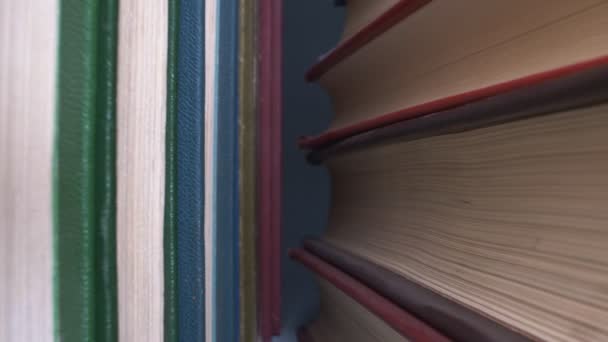 Superclose-up details. zicht tussen stapels van vele boeken — Stockvideo