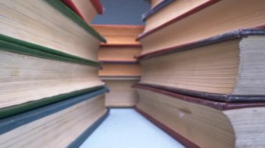Süper yakın plan detayları. Birçok kitap yığını arasında görünüm