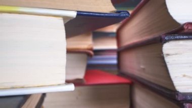 Süper yakın plan detayları. Birçok kitap yığını arasında görünüm