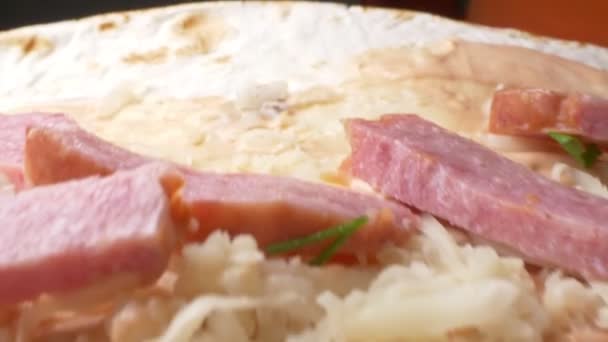 Superclose-up. het proces van het maken van zelfgemaakte shawarma — Stockvideo