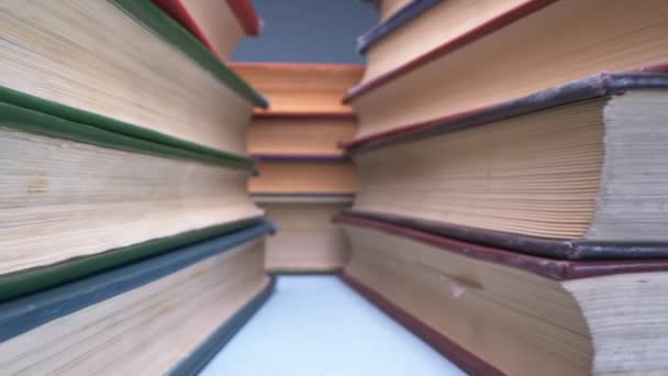 Detalhes super close up. vista entre pilhas de muitos livros — Vídeo de Stock