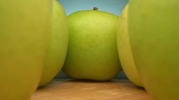 Blick zwischen Reihen grüner Äpfel. Super-Nahaufnahme. — Stockfoto