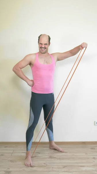 V celé výšce. vertikální. pohledný veselý plešatý muž jde na sporty doma — Stock fotografie