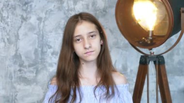 Stüdyoda iki parmağını gösteren sevimli genç kız.