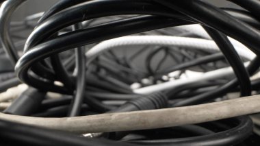 Kapat. Detaylar. Elektrik kabloları ve kablolarından oluşan bir bobin içinde görünüm