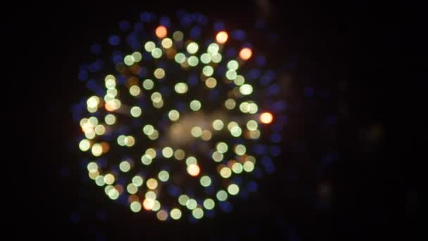 Θολό φόντο. εορταστικά πυροτεχνήματα στο νυχτερινό ουρανό κοντά — Αρχείο Βίντεο