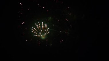 Gece gökyüzünde havai fişekler kapanıyor. şenlikli soyut arkaplan
