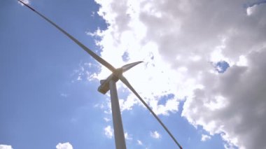 Mavi gökyüzüne ve beyaz bulutlara karşı yel değirmenlerinin kapatılması
