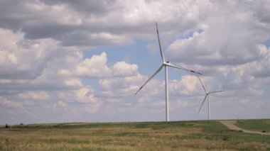 Mavi gökyüzüne ve beyaz bulutlara karşı yel değirmenlerinin kapatılması