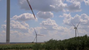 Mavi gökyüzüne ve beyaz bulutlara karşı yel değirmenlerinin kapatılması