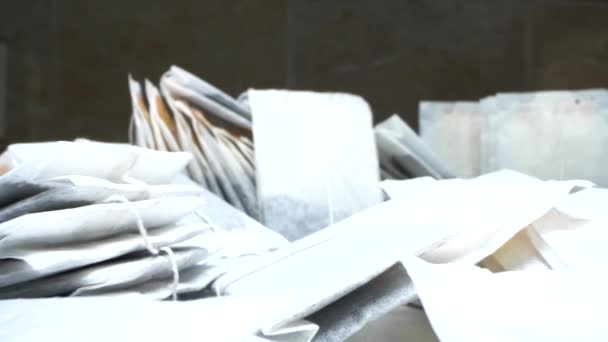 Super de perto. detalhes de um conjunto de sacos de chá deitado sobre a mesa — Vídeo de Stock