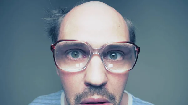 Retrato. homem bigode careca malicioso com óculos jura olhando para a câmera — Fotografia de Stock