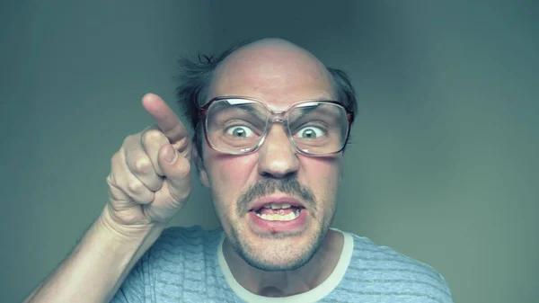 Porträtt. Skadlig skallig mustasch man med glasögon svär tittar på kameran — Stockfoto