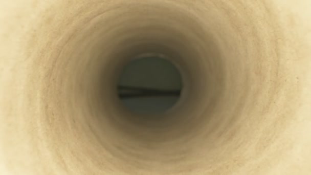 Super de perto. tiro macro dentro de um tubo de papelão oco — Vídeo de Stock