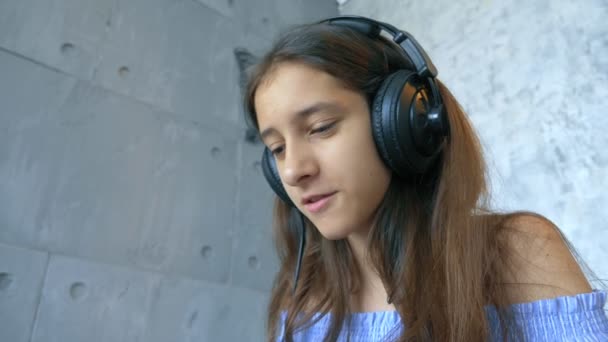 Gadis dengan headphone online belajar untuk bermain piano di laptop — Stok Video