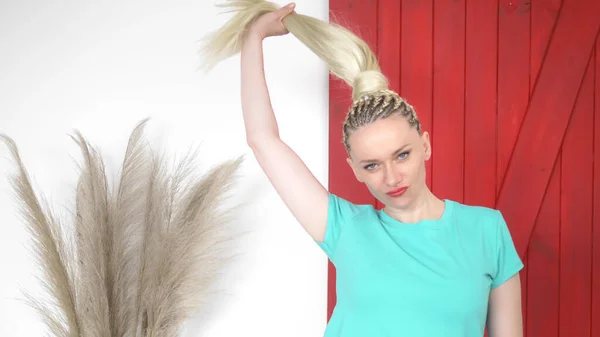 Stylische junge blonde Frau mit Afro-Zöpfen. Studioaufnahme — Stockfoto
